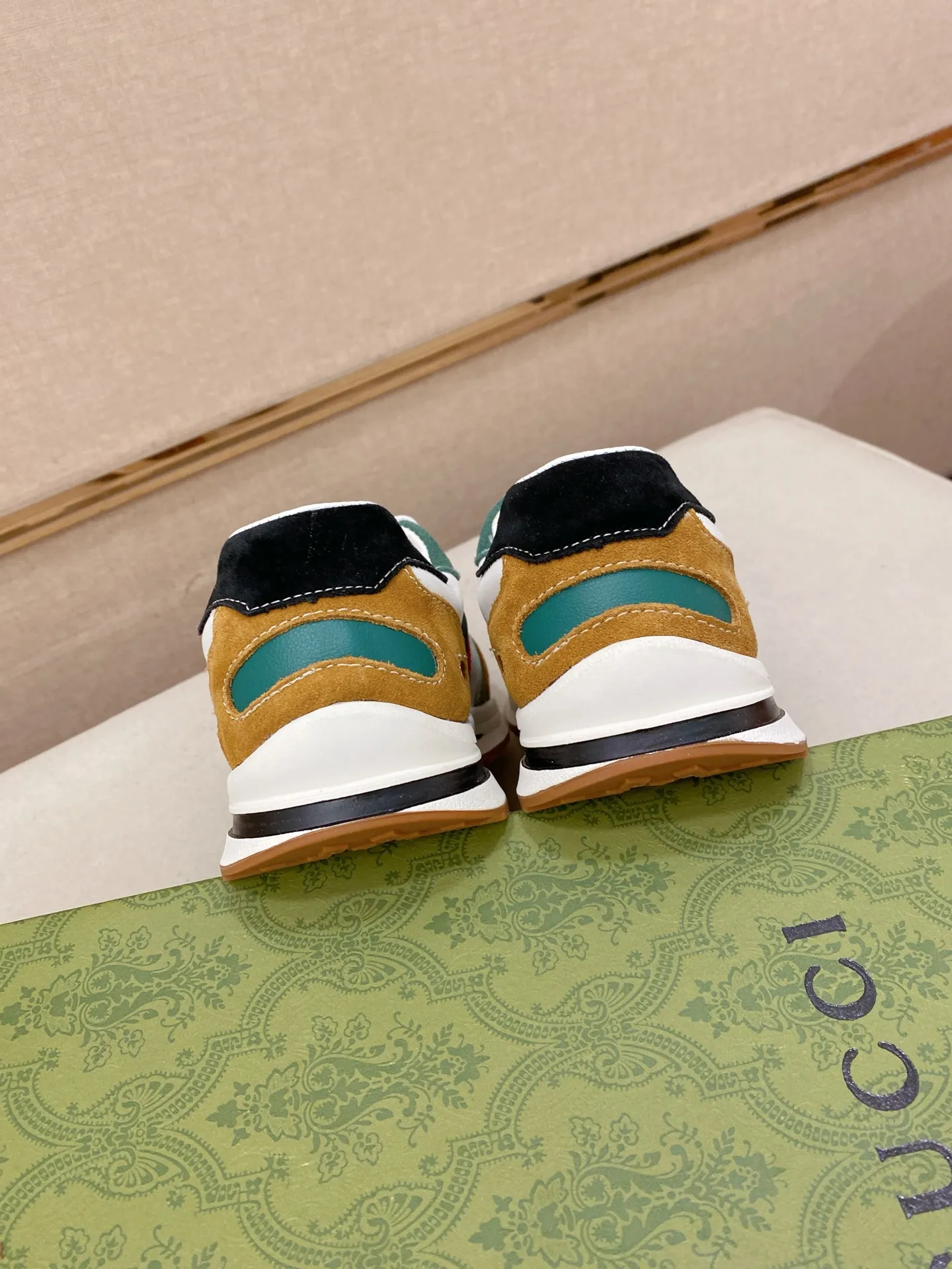 Men's shoes 💰 420💰🇮🇹🇮🇹GUCCI (Gucci) top 🔍🔍 new models are on sale at the same time, uppers 🇮🇹 imported first-layer cowhide from Italy. Fully imported genuine leather lining💪💪, completely 1⃣️ to 1⃣️🇮🇹💪💪, ⚠Sole: Original sole provided by the original factory, exclusive movable molded sole super comfortable, ⚠Original factory single goods, 🔍🔍high quality, you can come in and out at will, welcome to compare⚠. Code number:38-44